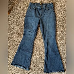 Lee mid-rise flare jeans in 10 short